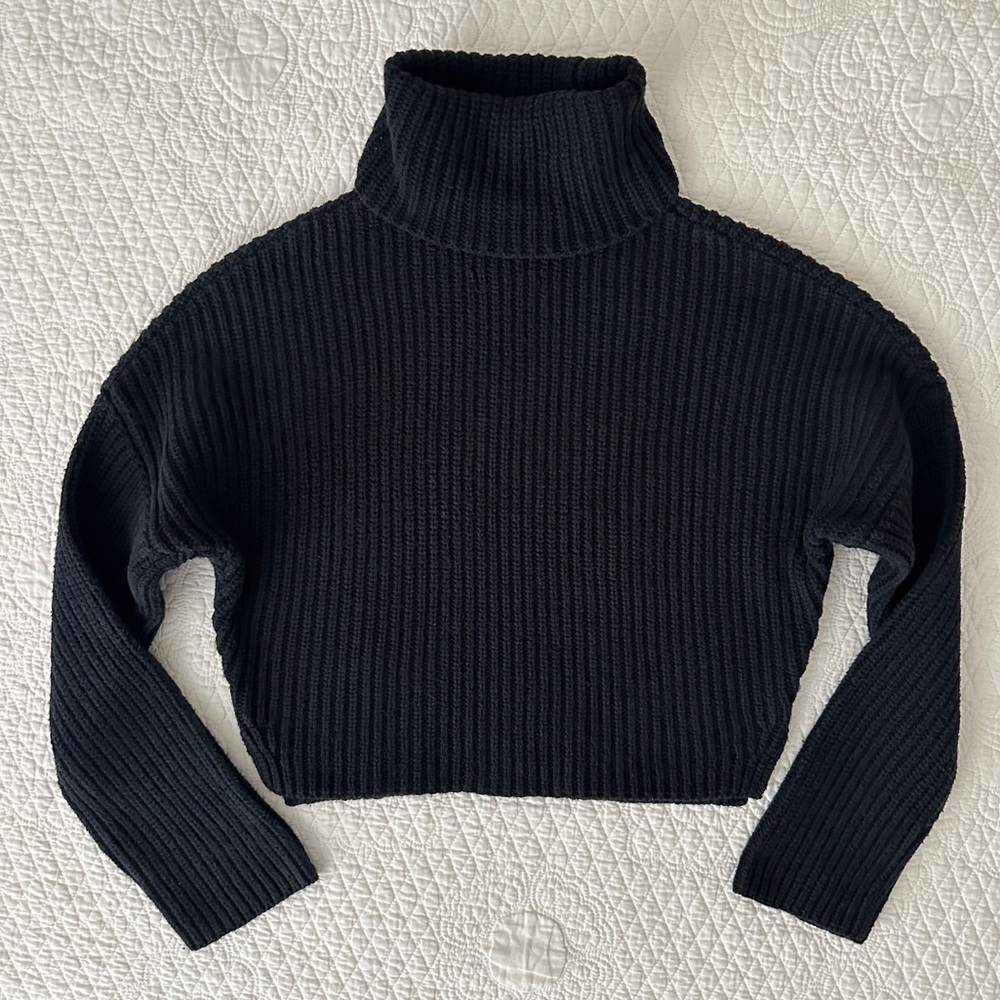 Abercrombie & Fitch Black Ribbed Chunky Knit Avery Cropped Turtleneck Sweater